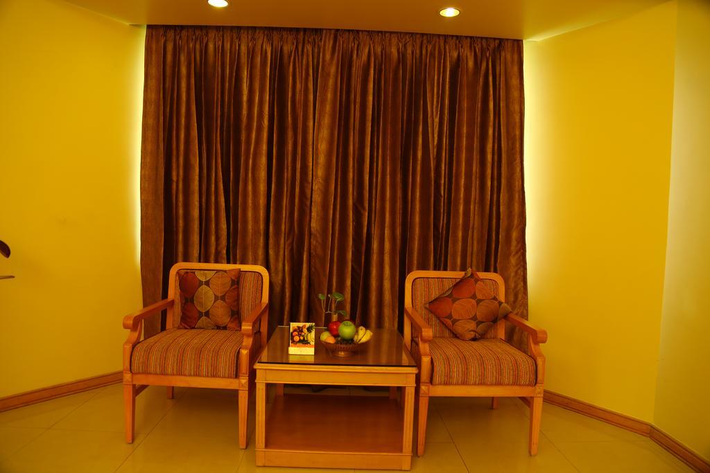 Kences Hotel -Opp Apsrtc Bus Stand تيروباتي المظهر الخارجي الصورة
