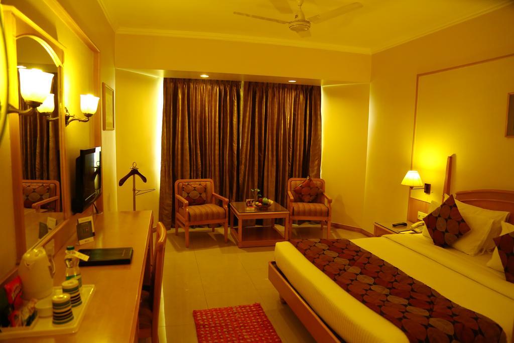 Kences Hotel -Opp Apsrtc Bus Stand تيروباتي المظهر الخارجي الصورة